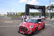 Duizenden mini's overspoelen Circuit Zolder