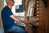 Eversel luistert met trots naar zijn orgel