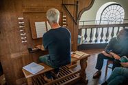 Eversel luistert met trots naar zijn orgel