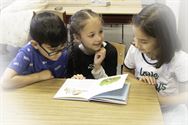 Leerlingen lezen voor de kleuters