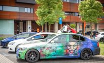 Massa tuning cars verzamelen op Marktplein