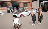 Massa tuning cars verzamelen op Marktplein