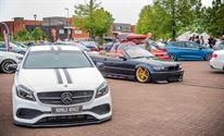 Massa tuning cars verzamelen op Marktplein