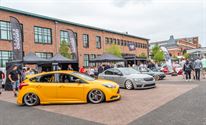 Massa tuning cars verzamelen op Marktplein