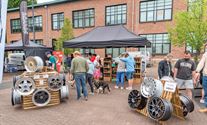 Massa tuning cars verzamelen op Marktplein