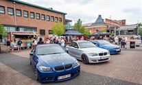 Massa tuning cars verzamelen op Marktplein