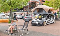 Massa tuning cars verzamelen op Marktplein