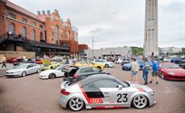 Massa tuning cars verzamelen op Marktplein