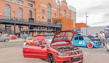 Massa tuning cars verzamelen op Marktplein