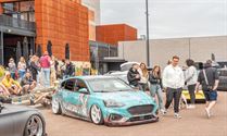 Massa tuning cars verzamelen op Marktplein