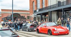 Massa tuning cars verzamelen op Marktplein