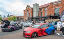 Massa tuning cars verzamelen op Marktplein