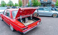 Massa tuning cars verzamelen op Marktplein