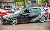 Massa tuning cars verzamelen op Marktplein