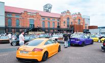 Massa tuning cars verzamelen op Marktplein