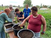 DAC-gasten aan de slag in dorpstuintjes