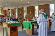 Bisschop draagt eucharistie op in kerk Lindeman