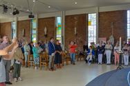 Bisschop draagt eucharistie op in kerk Lindeman