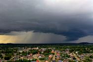 Dreigende wolken zorgen deels voor regen