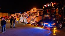 Prachtige truckshow in het donker