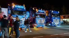 Prachtige truckshow in het donker