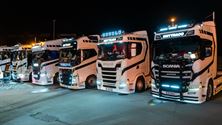 Prachtige truckshow in het donker