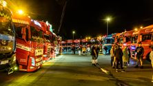 Prachtige truckshow in het donker