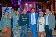 Veel volk komt feesten met de burgemeester