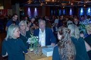 Veel volk komt feesten met de burgemeester