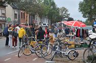 Het volk begint af te zakken naar de rommelmarkt