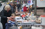 Het volk begint af te zakken naar de rommelmarkt