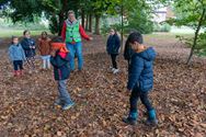Leerlingen van De Brug op verkenning in het bos