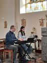 Orgel, piano en koperblazers in kerk van Viversel