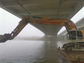 Voorbereidingen aan de brug in de mist