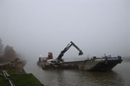 Voorbereidingen aan de brug in de mist