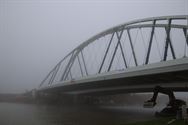 Voorbereidingen aan de brug in de mist
