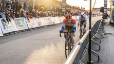 Van Aert wint na topduel met van der Poel