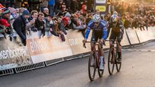 Van Aert wint na topduel met van der Poel