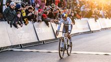 Van Aert wint na topduel met van der Poel