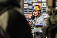 Van Aert wint na topduel met van der Poel