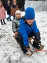 Met de slede op de speelplaats