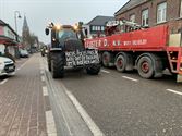 Lange tractorkaravaan van protesterende boeren