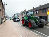 Lange tractorkaravaan van protesterende boeren