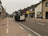 Lange tractorkaravaan van protesterende boeren