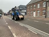 Lange tractorkaravaan van protesterende boeren