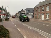 Lange tractorkaravaan van protesterende boeren