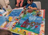 Kleurrijke kinderkunst met veel emoties