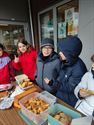 Koekjes bakken en verkopen voor de slachtoffers