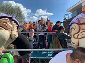 Als echte carnavalisten op een wagen