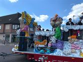 Als echte carnavalisten op een wagen